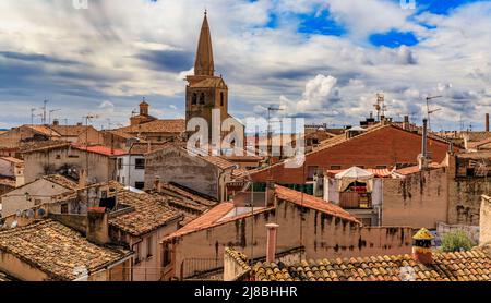 Luftaufnahme von Terrakotta-Fliesen auf den Dächern mittelalterlicher Steinhäuser und einem Kirchturm in Olite, Spanien, berühmt für eine prächtige Königspalastburg Stockfoto