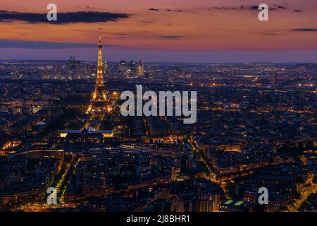Nachtansicht mit dramatischem Himmel des Eiffelturms vom Montparnasse-Turm. Foto aufgenommen am 21.. April 2022 in Paris, Frankreich. Stockfoto