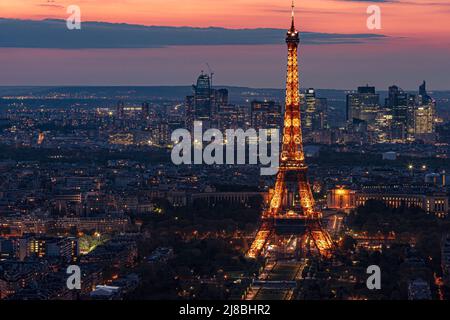 Nachtansicht mit dramatischem Himmel des Eiffelturms vom Montparnasse-Turm. Foto aufgenommen am 21.. April 2022 in Paris, Frankreich. Stockfoto