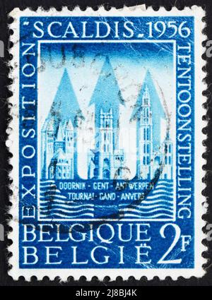 BELGIEN - UM 1956: Eine in Belgien gedruckte Briefmarke zeigt Gebäude von Tournai, Gent und Antwerpen, die Schelde-Ausstellung, Belgien, um 1956 Stockfoto