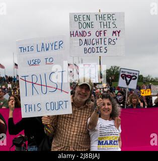 14. Mai 2022, Washington, District of Columbia, USA: Tausende kamen in die nationÃs Hauptstadt, um das Recht womenÃs zu unterstützen, eine Abtreibung zu wählen. Die Kundgebung in Washington, DC, war eines von 450 Verbote Our Body-Ereignissen, die in Reaktion auf den durchgesickerten Entwurf einer Stellungnahme des Obersten Gerichtshofs, der Roe v. Wade umkippte, auf der ganzen Welt stattfanden. (Bild: © Sue Dorfman/ZUMA Press Wire) Stockfoto