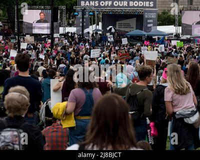 14. Mai 2022, Washington, District of Columbia, USA: Tausende kamen in die nationÃs Hauptstadt, um das Recht womenÃs zu unterstützen, eine Abtreibung zu wählen. Die Kundgebung in Washington, DC, war eines von 450 Verbote Our Body-Ereignissen, die in Reaktion auf den durchgesickerten Entwurf einer Stellungnahme des Obersten Gerichtshofs, der Roe v. Wade umkippte, auf der ganzen Welt stattfanden. (Bild: © Sue Dorfman/ZUMA Press Wire) Stockfoto