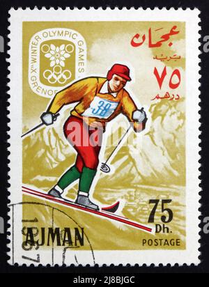 AJMAN - UM 1967: Eine im Ajman gedruckte Marke zeigt Ski Cross-Country, Olympische Winterspiele 68, Grenoble, um 1967 Stockfoto