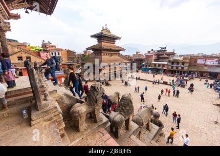 Bhaktapur, Nepal - 29. Oktober 2021: Stadt in der östlichen Ecke des Kathmandu-Tals in Nepal. Bhaktapur Durbar Square. Königspalast des alten Bhakta Stockfoto