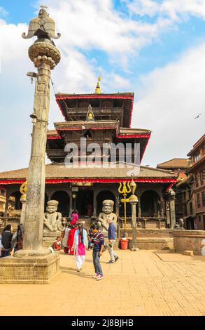 Bhaktapur, Nepal - 29. Oktober 2021: Stadt in der östlichen Ecke des Kathmandu-Tals in Nepal. Bhaktapur Durbar Square. Königspalast des alten Bhakta Stockfoto