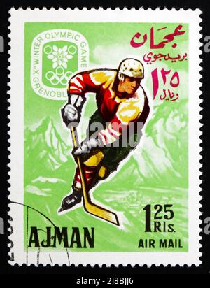 AJMAN - UM 1967: Eine im Ajman gedruckte Marke zeigt Eishockey, Olympische Winterspiele 68, Grenoble, um 1967 Stockfoto