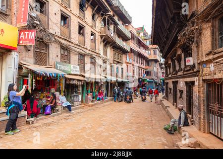 Bhaktapur, Nepal - 29. Oktober 2021: Stadt in der östlichen Ecke des Kathmandu-Tals in Nepal. Blick auf die Straße auf die engen Gassen mit dem schlechten Dilapi Stockfoto