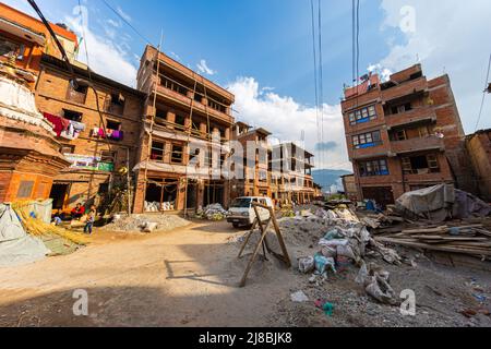 Bhaktapur, Nepal - 29. Oktober 2021: Stadt in der östlichen Ecke des Kathmandu-Tals in Nepal. Baufällige Häuser im Umbau in einem Hinterhof o Stockfoto