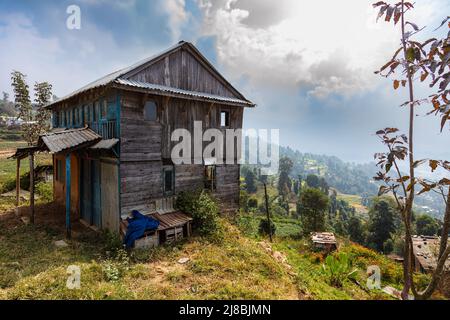 Nepal - 28. Oktober 2021: Altes nepalesisches Holzhaus in den Bergen rund um das Kathmandu-Tal. Holzhaus auf einem Berghang mit Blick auf den vall Stockfoto