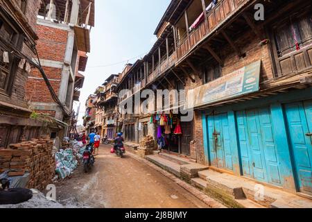 Bhaktapur, Nepal - 29. Oktober 2021: Stadt in der östlichen Ecke des Kathmandu-Tals in Nepal. Blick auf die Straße auf die engen Gassen mit dem schlechten Dilapi Stockfoto