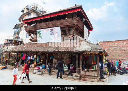 Kathmandu, Nepal - 27. Oktober 2021: Der Lakshmi Narayan Sattal-Tempel befindet sich auf dem Durbar Square in Kathmandu, Nepal. Mehrere Gebäude auf dem Platz stürzen ein Stockfoto