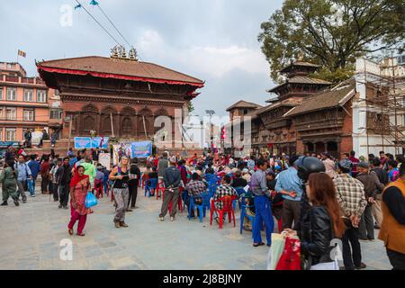 Kathmandu, Nepal - 27. Oktober 2021: Der Shiva Parvati Tempel ist ein Hindu-Tempel am Kathmandu Durbar Square, Nepal. Mehrere Gebäude auf dem Platz Stockfoto