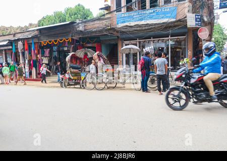 Kathmandu, Nepal - 27. Oktober 2021: Eine Rikscha auf den Straßen der nepalesischen Hauptstadt stehen Fußgänger oder Touristen auf der Straße und diskutieren, ein Mo Stockfoto