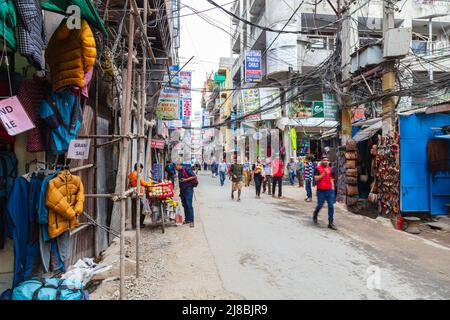 Kathmandu, Nepal - 27. Oktober 2021: Straßenszene in der Hauptstadt Nepals. Immer noch von Erdbeben gezeichnet, unter ärmsten Bedingungen. Stromkabel hängen acr Stockfoto