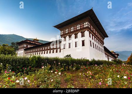 Thimphu, Bhutan - 24. Oktober 2021: Tashichho Dzong, ein buddhistisches Kloster und eine Festung am nördlichen Rand der Stadt Thimphu. Tashichho Dzong in Stockfoto