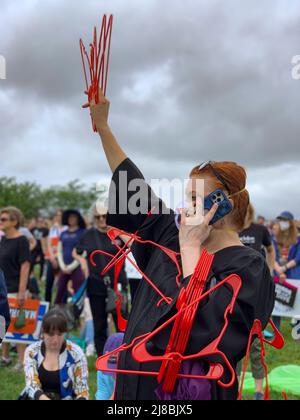 14. Mai 2022, Washington, District of Columbia, USA: Tausende kamen in die nationÃs Hauptstadt, um das Recht womenÃs zu unterstützen, eine Abtreibung zu wählen. Die Kundgebung in Washington, DC, war eines von 450 Verbote Our Body-Ereignissen, die in Reaktion auf den durchgesickerten Entwurf einer Stellungnahme des Obersten Gerichtshofs, der Roe v. Wade umkippte, auf der ganzen Welt stattfanden. (Bild: © Sue Dorfman/ZUMA Press Wire) Stockfoto