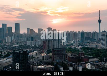 Skyline von Chengdu bei Sonnenuntergang Stockfoto