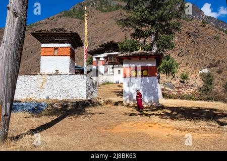 Bhutan - 23. Oktober 2021: Kleines Kloster oder Tempel in den hohen Bergen von Bhutan. Traditionelle bhutanische Architektur. Bunte Gebetsfahnen auf pol Stockfoto