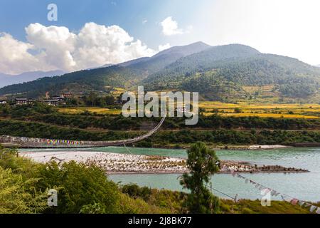 Die Punakha Suspension Bridge am Punakha Dzong. Über den Tsang Chu Fluss nach Shengana und Wangkha Dorf. Die längste Hängebrücke in Bhuta Stockfoto