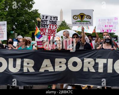 14. Mai 2022, Washington, District of Columbia, USA: Tausende kamen in die nationÃs Hauptstadt, um das Recht womenÃs zu unterstützen, eine Abtreibung zu wählen. Die Kundgebung in Washington, DC, war eines von 450 Verbote Our Body-Ereignissen, die in Reaktion auf den durchgesickerten Entwurf einer Stellungnahme des Obersten Gerichtshofs, der Roe v. Wade umkippte, auf der ganzen Welt stattfanden. (Bild: © Sue Dorfman/ZUMA Press Wire) Stockfoto