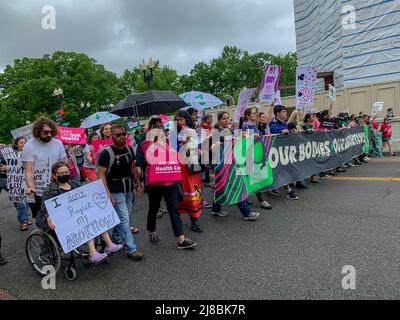 14. Mai 2022, Washington, District of Columbia, USA: Tausende kamen in die nationÃs Hauptstadt, um das Recht womenÃs zu unterstützen, eine Abtreibung zu wählen. Die Kundgebung in Washington, DC, war eines von 450 Verbote Our Body-Ereignissen, die in Reaktion auf den durchgesickerten Entwurf einer Stellungnahme des Obersten Gerichtshofs, der Roe v. Wade umkippte, auf der ganzen Welt stattfanden. (Bild: © Sue Dorfman/ZUMA Press Wire) Stockfoto