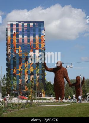 Almere, Niederlande - Mai 11 2022 Floriade Expo - zwei Blickfänger auf einem Foto. Die riesige Statue von Florentijn Hofman namens Beehhold und A in the Fut Stockfoto