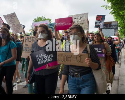 14. Mai 2022, Washington, District of Columbia, USA: Tausende kamen in die nationÃs Hauptstadt, um das Recht womenÃs zu unterstützen, eine Abtreibung zu wählen. Die Kundgebung in Washington, DC, war eines von 450 Verbote Our Body-Ereignissen, die in Reaktion auf den durchgesickerten Entwurf einer Stellungnahme des Obersten Gerichtshofs, der Roe v. Wade umkippte, auf der ganzen Welt stattfanden. (Bild: © Sue Dorfman/ZUMA Press Wire) Stockfoto