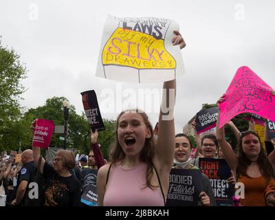 14. Mai 2022, Washington, District of Columbia, USA: Tausende kamen in die nationÃs Hauptstadt, um das Recht womenÃs zu unterstützen, eine Abtreibung zu wählen. Die Kundgebung in Washington, DC, war eines von 450 Verbote Our Body-Ereignissen, die in Reaktion auf den durchgesickerten Entwurf einer Stellungnahme des Obersten Gerichtshofs, der Roe v. Wade umkippte, auf der ganzen Welt stattfanden. (Bild: © Sue Dorfman/ZUMA Press Wire) Stockfoto