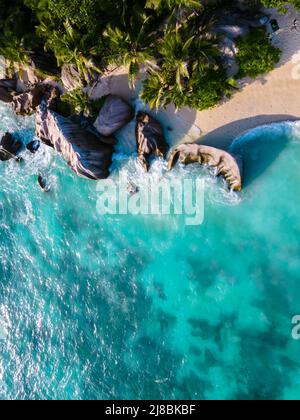 Anse Patates, La Digue Seychellen, Drohne Luftbild tropischen Strand während eines Luxusurlaubs auf den Seychellen. Tropischer Strand Anse Patates, La Digue Seychellen Stockfoto