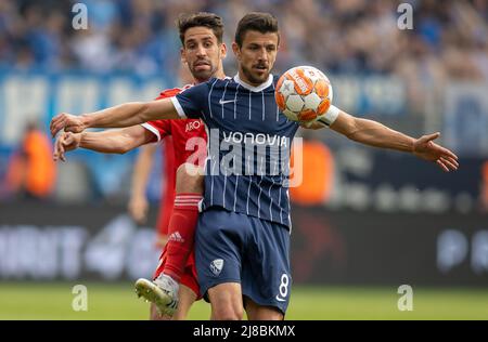 14. Mai 2022, Berlin: Fußball: Bundesliga, 1. FC Union Berlin - VfL Bochum, Matchday 34, an der Alten Försterei. Der Berliner Rani Khedira (l) kämpft gegen Anthony Losilla vom VfL Bochum um den Ball. Foto: Andreas Gora/dpa - WICHTIGER HINWEIS: Gemäß den Anforderungen der DFL Deutsche Fußball Liga und des DFB Deutscher Fußball-Bund ist es untersagt, im Stadion und/oder des Spiels aufgenommene Fotos in Form von Sequenzbildern und/oder videoähnlichen Fotoserien zu verwenden oder zu verwenden. Stockfoto