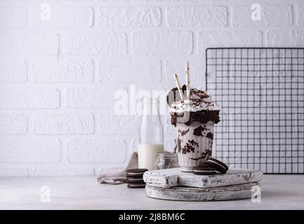 Süßer Milchshake mit Schlagsahne Stockfoto