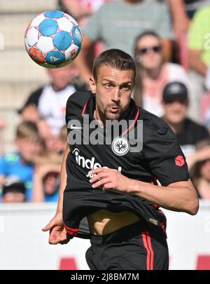 14. Mai 2022, Rheinland-Pfalz, Mainz: Fußball: Bundesliga, FSV Mainz 05 - Eintracht Frankfurt, Matchday 34, Mewa Arena. Frankfurts Stefan Ilsanker Foto: Torsten Silz/dpa - WICHTIGER HINWEIS: Gemäß den Anforderungen der DFL Deutsche Fußball Liga und des DFB Deutscher Fußball-Bund ist es untersagt, im Stadion und/oder des Spiels aufgenommene Fotos in Form von Sequenzbildern und/oder videoähnlichen Fotoserien zu verwenden oder zu verwenden. Stockfoto