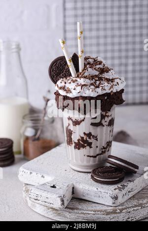 Süßer Milchshake mit Schlagsahne Stockfoto