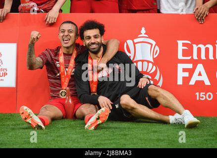 London, Großbritannien. 14.. Mai 2022. 14. Mai 2022 - Chelsea gegen Liverpool - Emirates FA Cup Final - Wembley Stadium Mohamed Salah und Thiago Alcantara aus Liverpool feiern den Gewinn des FA Cup Bildnachweis: Credit: Mark Pain/Alamy Live News Stockfoto