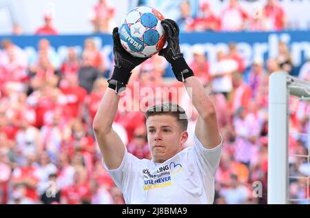 14. Mai 2022, Rheinland-Pfalz, Mainz: Fußball: Bundesliga, FSV Mainz 05 - Eintracht Frankfurt, Matchday 34, Mewa Arena. Mainzer Torwart Finn Dahmen Foto: Torsten Silz/dpa - WICHTIGER HINWEIS: Gemäß den Anforderungen der DFL Deutsche Fußball Liga und des DFB Deutscher Fußball-Bund ist es untersagt, im Stadion und/oder des Spiels aufgenommene Fotos in Form von Sequenzbildern und/oder videoähnlichen Fotoserien zu verwenden oder zu verwenden. Stockfoto