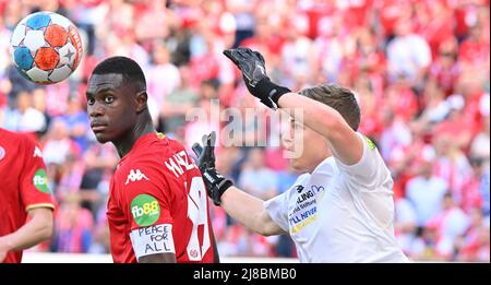 14. Mai 2022, Rheinland-Pfalz, Mainz: Fußball: Bundesliga, FSV Mainz 05 - Eintracht Frankfurt, Matchday 34, Mewa Arena. Mainzer Torwart Finn Dahmen Foto: Torsten Silz/dpa - WICHTIGER HINWEIS: Gemäß den Anforderungen der DFL Deutsche Fußball Liga und des DFB Deutscher Fußball-Bund ist es untersagt, im Stadion und/oder des Spiels aufgenommene Fotos in Form von Sequenzbildern und/oder videoähnlichen Fotoserien zu verwenden oder zu verwenden. Stockfoto