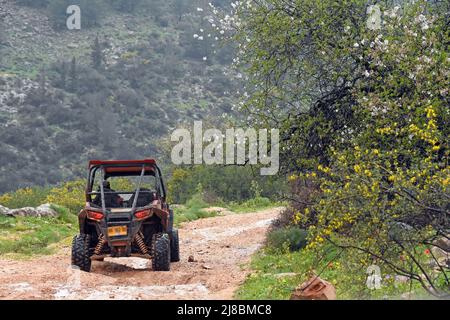 ATV überquert einen Bach im Winter, Galilee, Israel Stockfoto