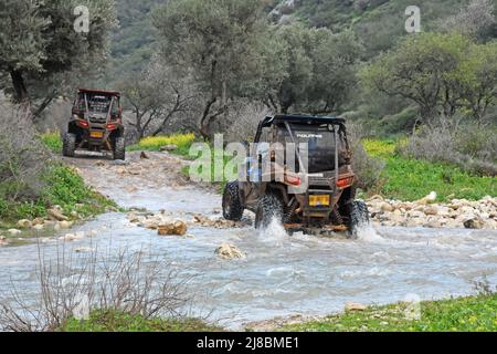 ATV überquert einen Bach im Winter, Galilee, Israel Stockfoto