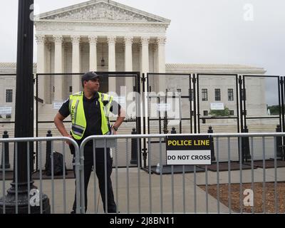 14. Mai 2022, Washington, District of Columbia, USA: Der Oberste Gerichtshof der USA ist von einem nicht skalierbaren Zaun umgeben und wird von der US-Polizei des Kapitols bewacht. Der Zaun wurde kurz nachdem ein Entwurf einer Stellungnahme des Obersten Gerichtshofs, in der Roe v. Wade umgestrichelt wurde, an die Presse durchgesickert wurde, aufgesetzt. (Bild: © Sue Dorfman/ZUMA Press Wire) Stockfoto