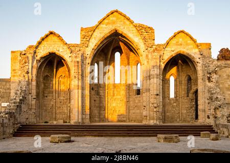 Ruinen des Chores der gotischen Kirche der Jungfrau vom Burgh in der mittelalterlichen Stadt Rhodos Stockfoto