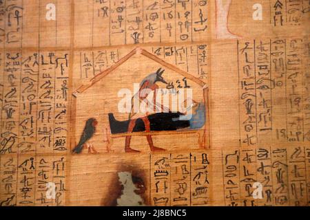 (220515) -- KAIRO, 15. Mai 2022 (Xinhua) -- das Foto vom 14. Mai 2022 zeigt ein Papyrus-Gemälde mit gott Anubis, der im Ägyptischen Museum in Kairo, Ägypten, Mumie macht. Als Begräbnisgottheit wird Anubis mit Mumifizierung, Begräbnisritualen und dem Friedhof im altägyptischen Mythos assoziiert, der normalerweise als schwarzer Hund oder als Mann mit Hundekopf dargestellt wird. Es kann in einer großen Anzahl von pharaonischen Antiquitäten im weltbekannten Ägyptischen Museum gefunden werden. (Xinhua/Sui Xiankai) Stockfoto