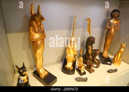 (220515) -- KAIRO, 15. Mai 2022 (Xinhua) -- das Foto vom 14. Mai 2022 zeigt die Nachbildung der Statue des gottes Anubis im Souvenirladen des Ägyptischen Museums in Kairo, Ägypten. Als Begräbnisgottheit wird Anubis mit Mumifizierung, Begräbnisritualen und dem Friedhof im altägyptischen Mythos assoziiert, der normalerweise als schwarzer Hund oder als Mann mit Hundekopf dargestellt wird. Es kann in einer großen Anzahl von pharaonischen Antiquitäten im weltbekannten Ägyptischen Museum gefunden werden. (Xinhua/Sui Xiankai) Stockfoto