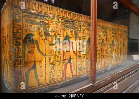 (220515) -- KAIRO, 15. Mai 2022 (Xinhua) -- das Foto vom 14. Mai 2022 zeigt einen mit gott Anubis bemalten Mumiensarg im Ägyptischen Museum in Kairo, Ägypten. Als Begräbnisgottheit wird Anubis mit Mumifizierung, Begräbnisritualen und dem Friedhof im altägyptischen Mythos assoziiert, der normalerweise als schwarzer Hund oder als Mann mit Hundekopf dargestellt wird. Es kann in einer großen Anzahl von pharaonischen Antiquitäten im weltbekannten Ägyptischen Museum gefunden werden. (Xinhua/Sui Xiankai) Stockfoto