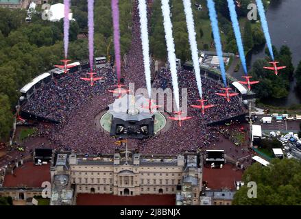 Datei Foto vom 05/06/12 der RAF Red Arrows in Formation über dem Buckingham Palace in London, während der Queen's Diamond Jubilee Feiern . Ein sechsminütiger Flug mit mehr als 70 Flugzeugen wird die Geburtstagsparade der Königin im Rahmen der Feierlichkeiten zum Platin-Jubiläum vervollständigen. Ausgabedatum: Sonntag, 15. Mai 2022. Stockfoto