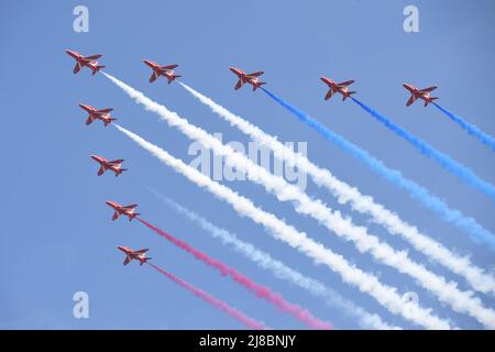 Datei-Foto vom 09/06/18 die roten Pfeile der RAF während eines Flippens über dem Buckingham Palace im Zentrum von London, nach der Trooping the Colour Ceremony bei der Horse Guards Parade, als die Queen ihren offiziellen Geburtstag feierte. Ein sechsminütiger Flug mit mehr als 70 Flugzeugen wird die Geburtstagsparade der Königin im Rahmen der Feierlichkeiten zum Platin-Jubiläum vervollständigen. Ausgabedatum: Sonntag, 15. Mai 2022. Stockfoto