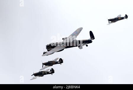 Datei-Foto vom 11/07/17 von zwei Hurricanes (unten), einem Spitfire (oben) und einem Avro Lancaster Bomber aus dem Battle of Britain Memorial Flight während einer Ausstellung über RAF Coningsby in Lincolnshire, anlässlich des 60.-jährigen Bestehens des Battle of Britain Memorial Flight. Ein sechsminütiger Flug mit mehr als 70 Flugzeugen wird die Geburtstagsparade der Königin im Rahmen der Feierlichkeiten zum Platin-Jubiläum vervollständigen. Ausgabedatum: Sonntag, 15. Mai 2022. Stockfoto