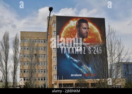Ankara, Türkei-April, 2022: Yakamoz S-245, Plakatwand der Saison 1 auf der Eskisehir Road. Yakamoz S-245 ist ein türkisches, apokalyptisches Sci-Fi-Drama-Webfernsehen Stockfoto