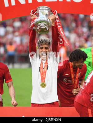 London, Großbritannien. 14.. Mai 2022. 14. Mai 2022 - Chelsea gegen Liverpool - Emirates FA Cup Finale - Wembley Stadium Roberto Firmino und Liverpool feiern den Gewinn des FA Cup Bildnachweis: Credit: Mark Pain/Alamy Live News Stockfoto