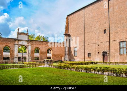 Der Innenhof und der Garten des Palazzo dei diamanti, ein Renaissance-Gebäude aus dem 15.. Jahrhundert. Ferrara, Emilia Romagna, Italien Stockfoto