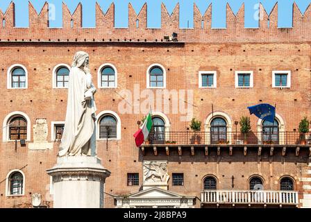 Piazza dei Signori in Verona, Stadtplatz mit der Statue des italienischen Dichters Dante Alighieri und dem mittelalterlichen Podestà-Palast, Verona, Region Venetien, Italien Stockfoto